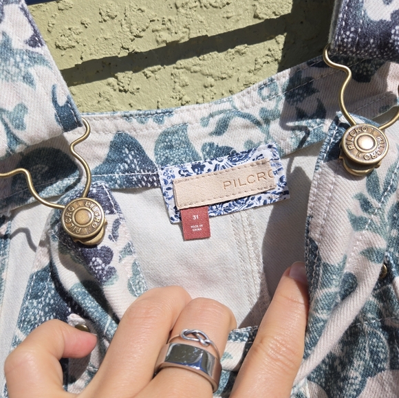 NWT Anthropologie Pilcro Cutoff Blue White Floral Dungarees Overall Cut Offs - Picture 3 of 5